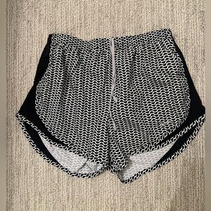 Medium Nike dri-fit Wave Pattern Black and White running Shorts (with lining)